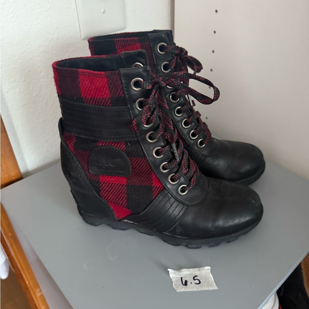 Sorel “Lexie Buffalo plaid” Black and Red Women's Boots size 6.5